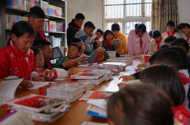 孩子们在梦想图书室内阅读